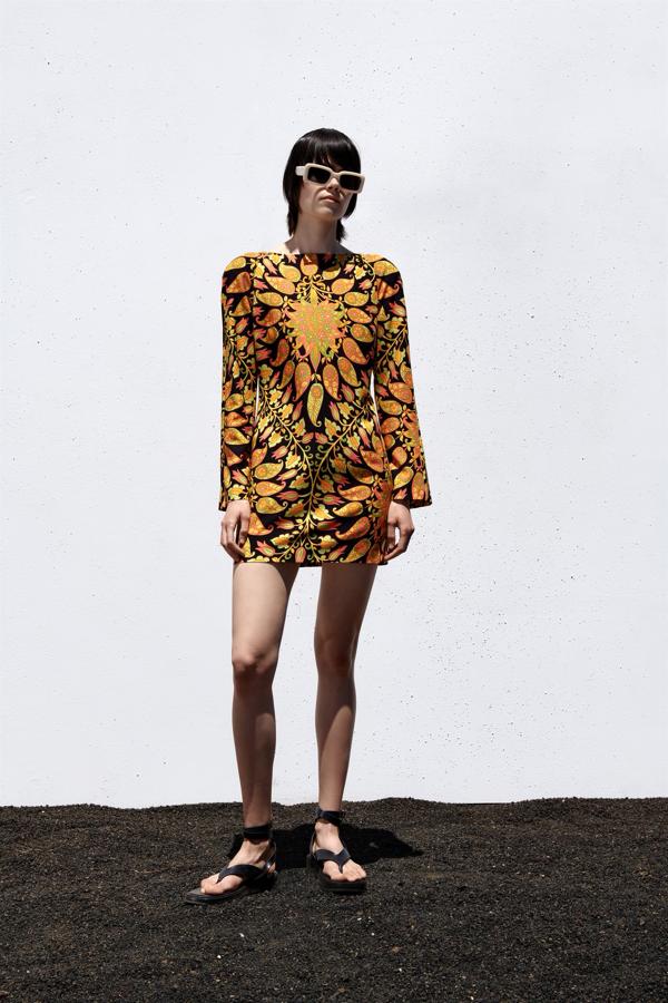Vestido mini estampado con manga larga, de Zara (39,95 €).