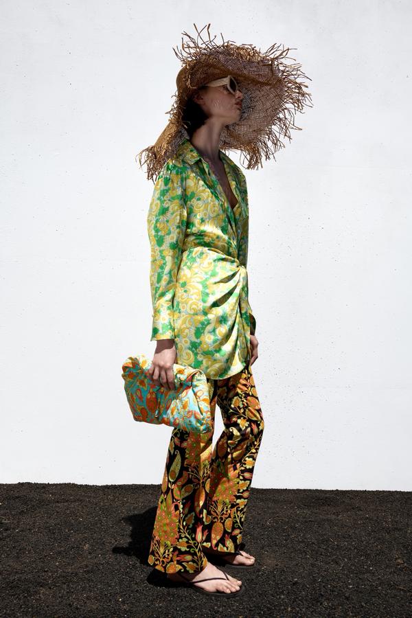 Vestido camisero estampado de manga larga con frunces, de Zara (39,95 €).