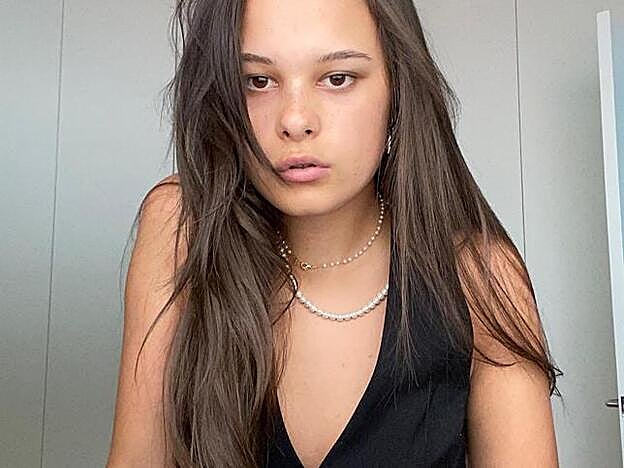 Manuela Sánchez, hija de Alejandro Sanz, aclara al máximo su melena XXL con unas mechas rubias ideales para cambiar de look