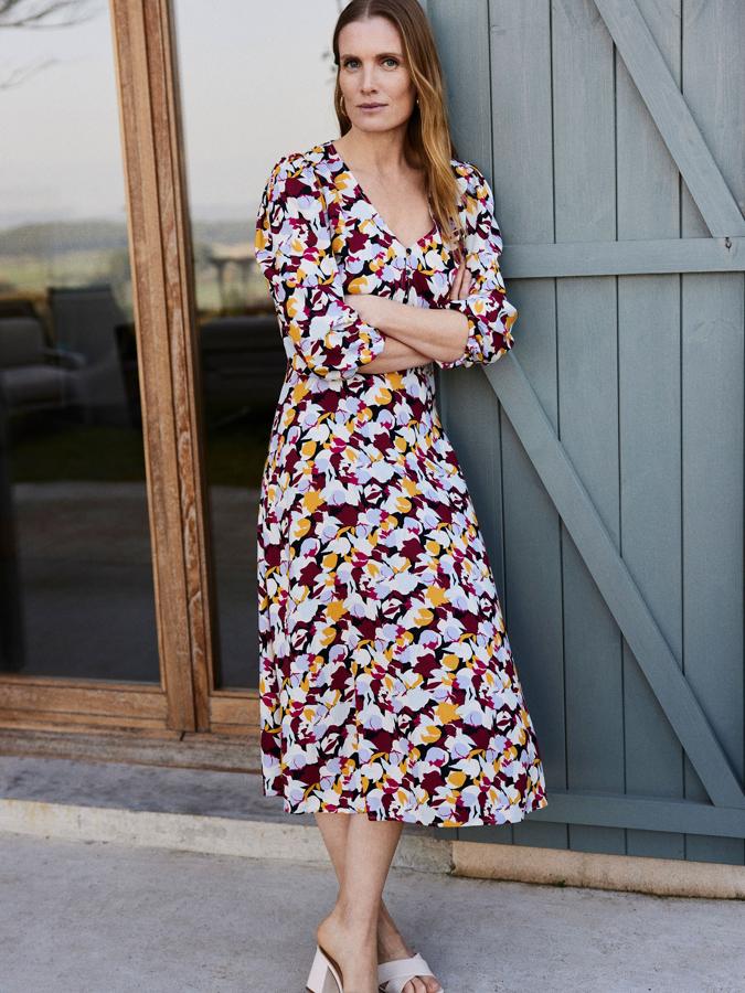 Este vestido midi estampado, disponible en dos colores, cuesta 17.99 euros en Lefties.