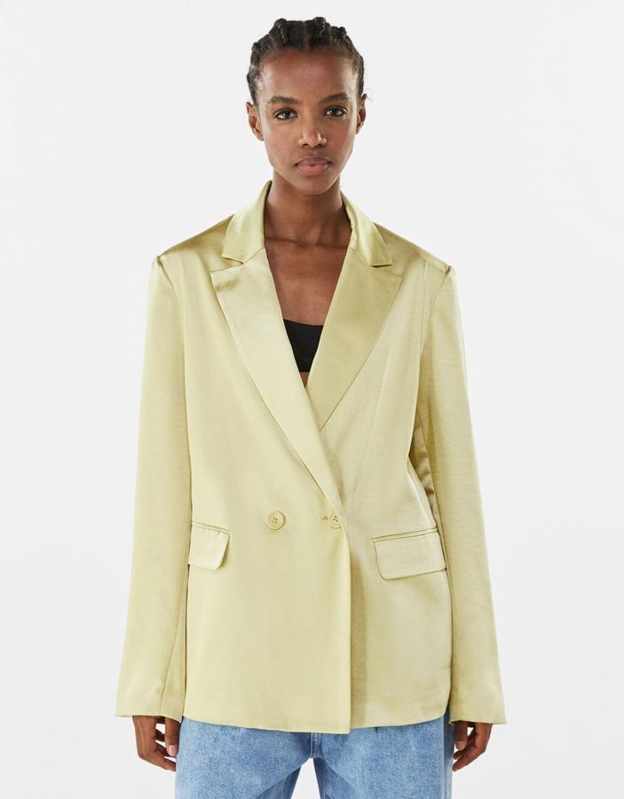 En amarillo pastel con tejido satinado y botonadura frontal a tono, esta blazer de Bershka con bolsillos laterales con solapa y solapa con muesca al cuello está disponible entre las tallas XS y L y de 35,99 euros ha pasado a costar 21,59 euros.