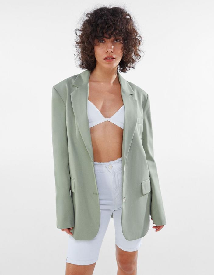 En color caqui y de corte masculino, con cuello de solapa con muesca y bolsillos laterales con solapa, esta blazer que solo queda en las tallas M y L costaba 35,99 euros y ahora podemos comprarla por 21,59 euros.