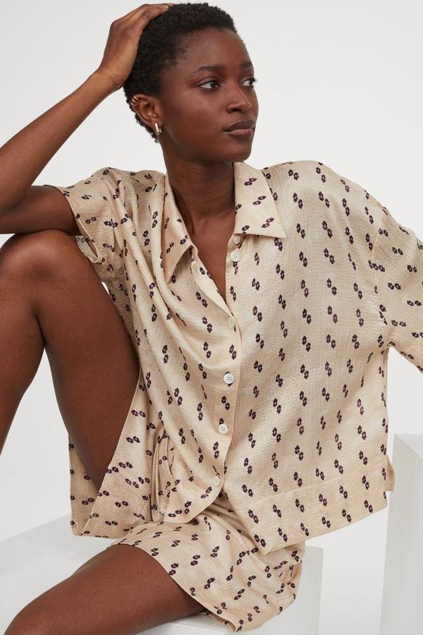 Diseño boxy en beige claro con estampado en violeta para esta camisa de H&M en mezcla de seda, con cuello clásico y cierre frontal de botones. De bajo recto y hombros caídos, cuesta 79,99 euros y está disponible únicamente en las tallas S y L.