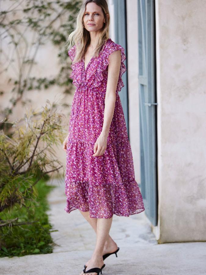 Con volantes en la manga sisa y la falda amplia, cuello de pico y detalle de lazo bajo el escote, este vestido largo estampado que cuesta 19,99 euros está disponible entre las tallas XS y XL, y podemos encontrarlo en rojo con estampado en tonos naranjas, rosas y azules y en verde y tonos marrones.