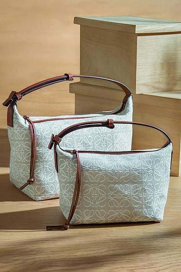 Dos modelos del Bolso Cubi Anagram de Loewe