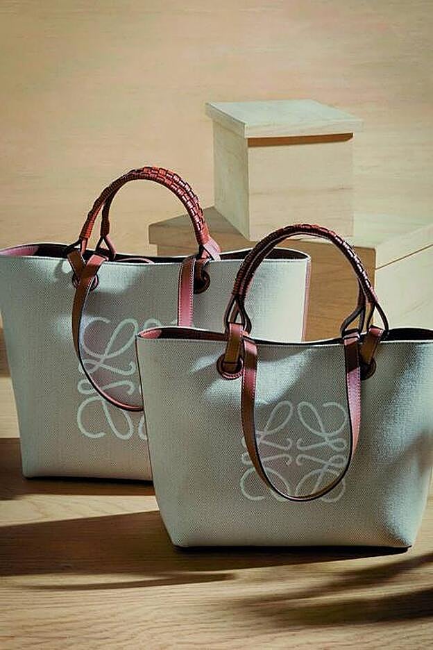 Dos modelos del Bolso Anagram Tote de Loewe
