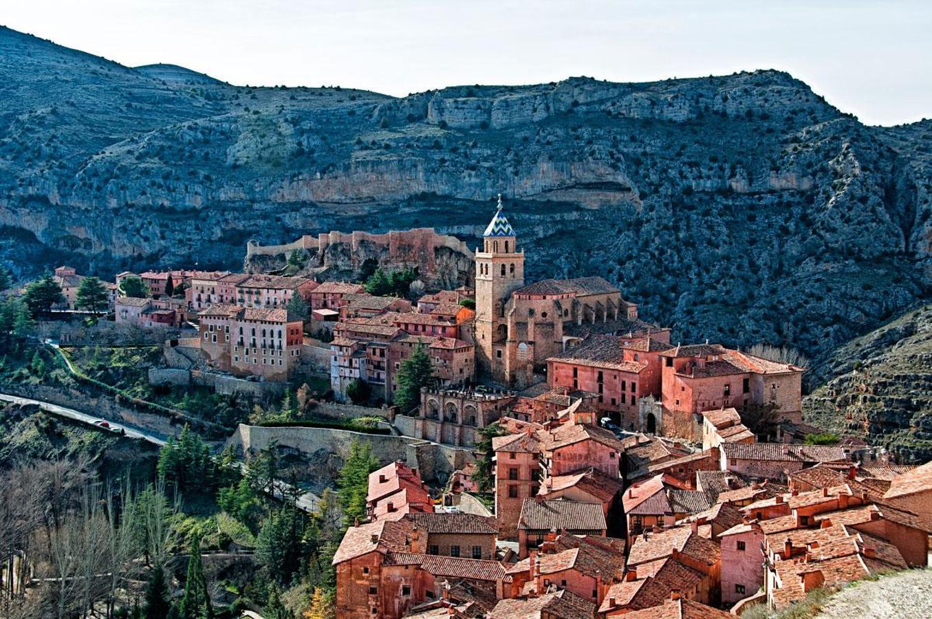 Como ya te contamos en nuestra selección de  pueblos más bonitos de Aragón , “Las murallas de los montes de Albarracín te harán sentir que estás en otra época. El castillo en el que terminan estas es de visita obligatoria, así como la Catedral del Salvador, el Alcázar de Albarracín y las Torres de Andador, Doña Blanca y de la Muela”. Con una historia que se remonta a la baja Edad Media, no dejes de fijarte en las imponentes puertas y los curiosos tiradores que rematan muchas de ellas. Albarracín está a dos horas de Valencia y de Zaragoza.