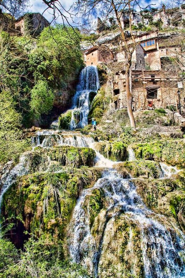 La excepcional situación de Orbaneja del Castillo, a una hora de Burgos y poco más de hora y media de Santander, hacen de este pueblo  uno de los más pintorescos no solo de Castilla y León , sino de toda España. En un meandro encaramado sobre la ladera de un cañón de piedra caliza Del Valle de Sedano, el Ebro “juega” entre las piedras de esta pequeña villa que remonta sus orígenes a la primera Edad Media. Hoy sin castillo, los edificios poderosos y las casas de piedra rotunda del casco histórico y la antigua judería culminan en La Cueva de la que brota el agua que hace único este mágico rincón de la provincia de Burgos.