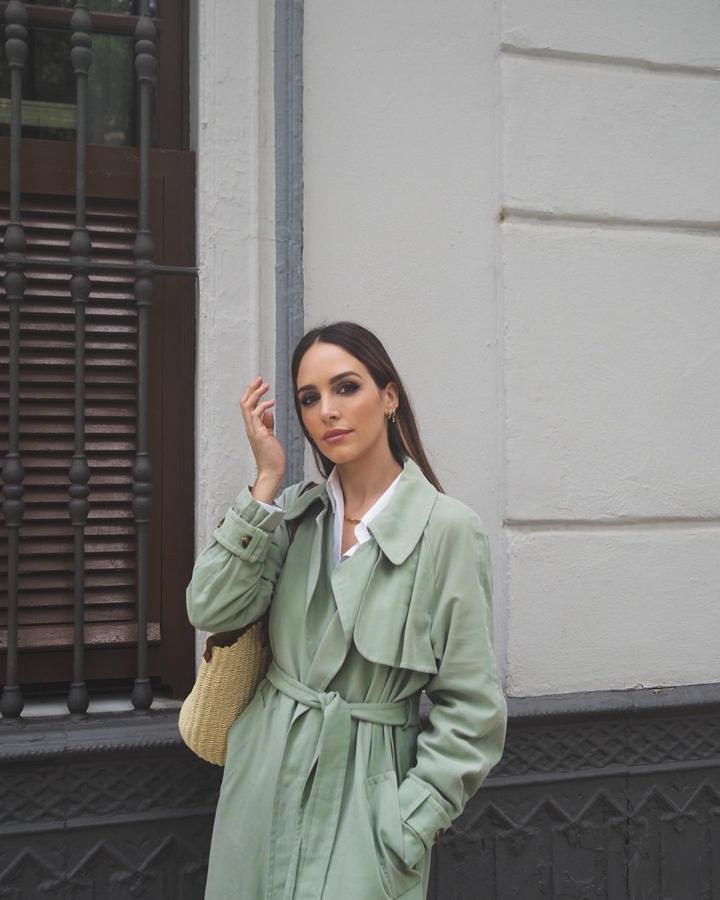 Un color favorecedor, el verde agua, para salir del clásico color camel.