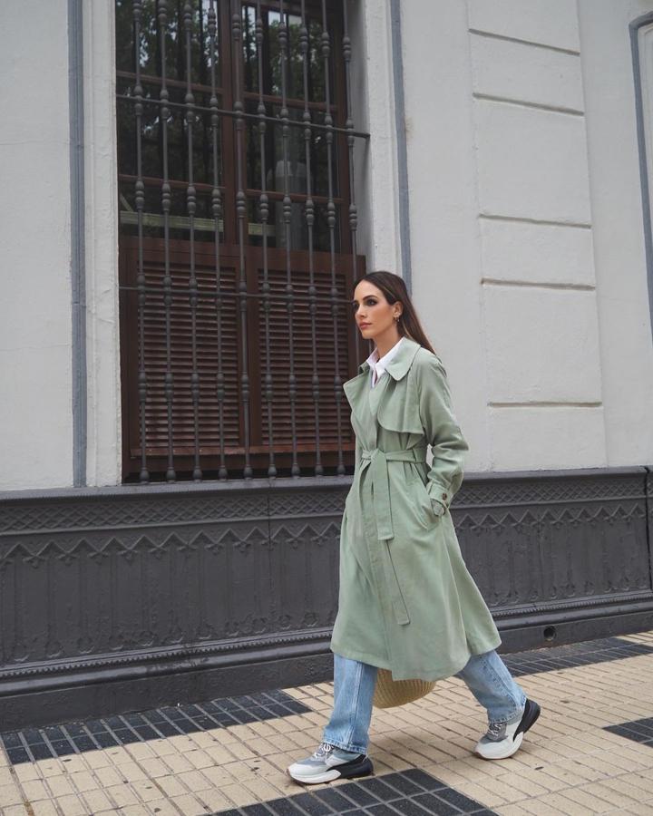 El trench es una de las prendas imprescindibles del armario de primavera. ¿Dónde encontrar un diseño diferente al clásico trench en color camel? Mango tiene la alternativa perfecta, en tejido fluido y en color verde menta.