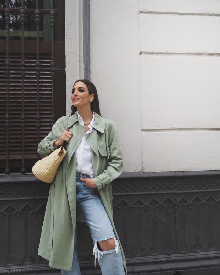 Combinado con un look básico, con vaqueros desgastados, camisa blanca y bolso de rafia puedes conseguir un look sencillo pero efectivo.