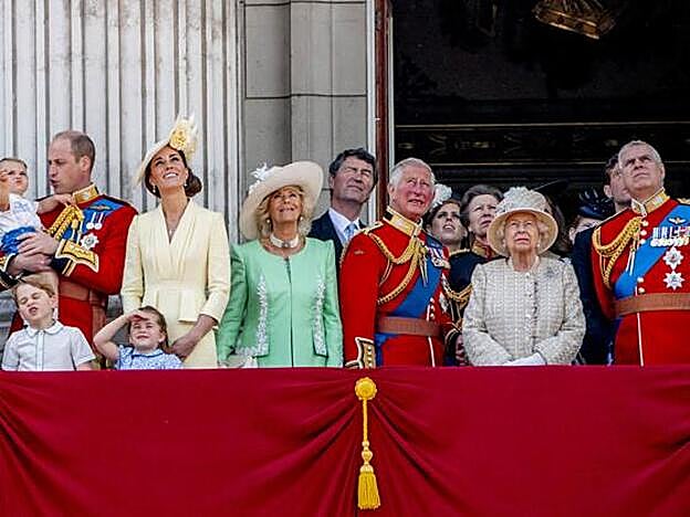 La familia real contemplando el vuelo de la Royal Air Force, el año pasado, desde el balcón de Buckingham.