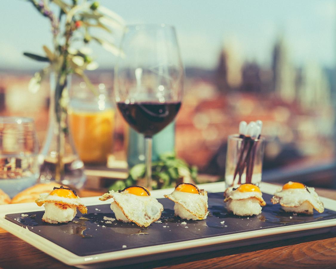 Y hablando de León, NiMú Azotea, en la calle General Lafuente, s/n, que reinventa las tapas tradicionales de la histórica ciudad en una carta de cocina de mercado actualizada 'aderezada' con unas vistas imponentes. Solo abren los fines de semana, y durante la pandemia, además de mascarilla y distancia de seguridad, solo se puede entrar previo control de temperatura.