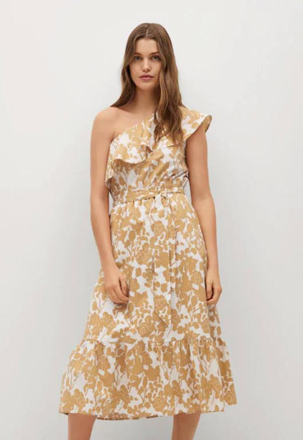 ¿Buscas algo muy ponible? En ese caso, este vestido beige con estampado de Mango es para ti. Lo más destacado es su escote asimétrico. La cintura es elástica y, sobre ella, lleva un cinturón desmontable. Tiene un precio de 49,99 €.