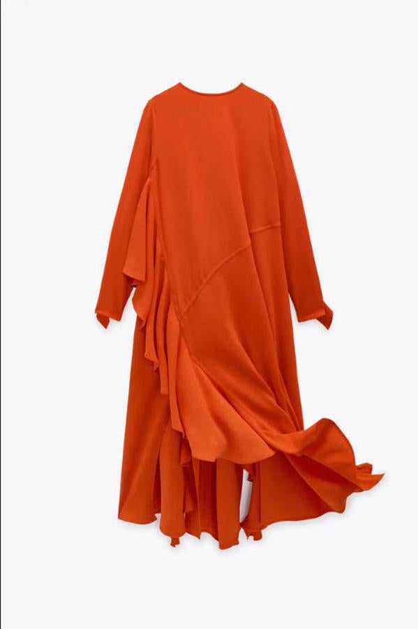 Si hay un color que nos recuerda a la feria ese es el rojo vivo, como el de este vestido de Zara con el bajo asimétrico. Es de manga larga, lo que lo convierte en una buena elección si las temperaturas no son muy altas. Tiene un precio de 39,95 €.