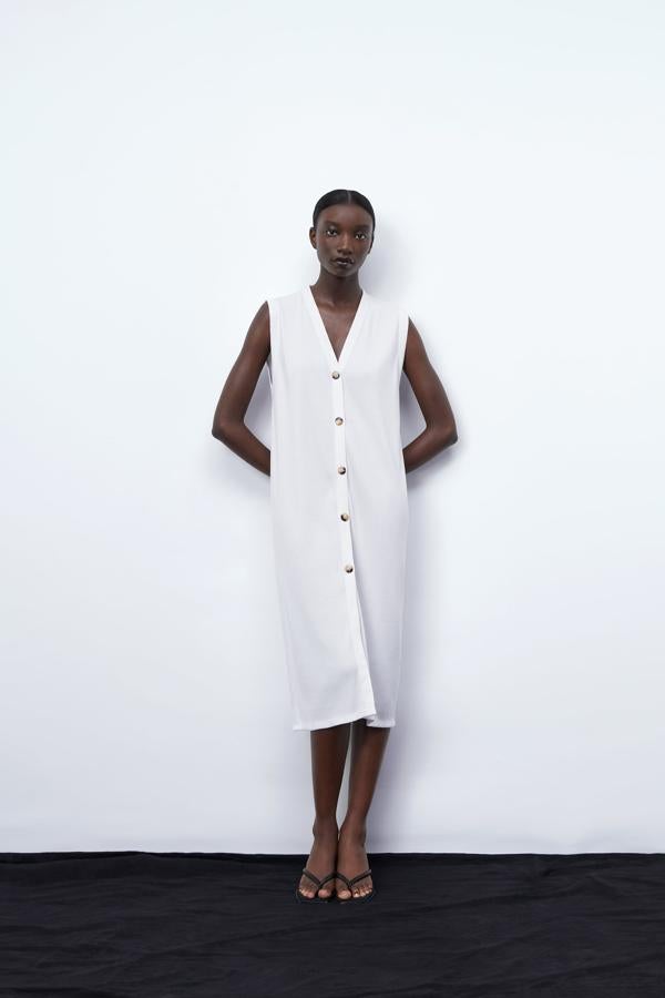 Vestido midi abotonado de color blanco de Zara (29,99 euros)