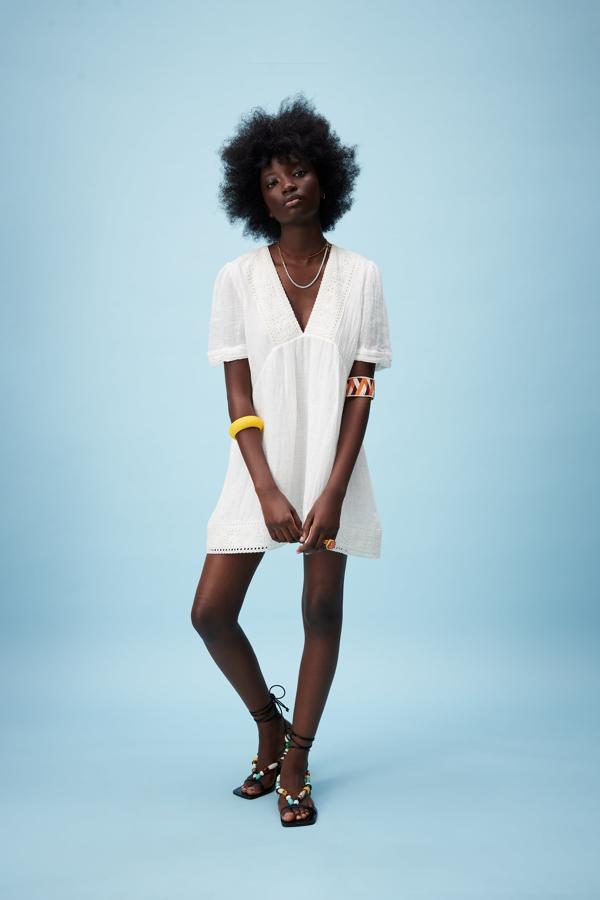 Vestido corto de color blanco con escote en V de Zara (29,99 euros)