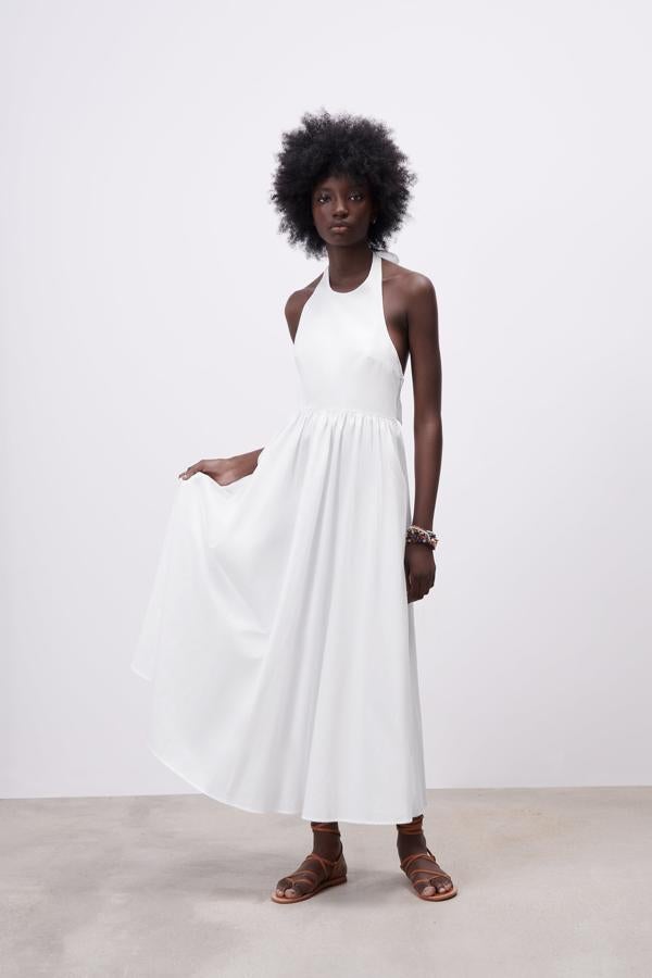 Vestido blanco con escote halter y largo midi de Zara (29,99 euros)