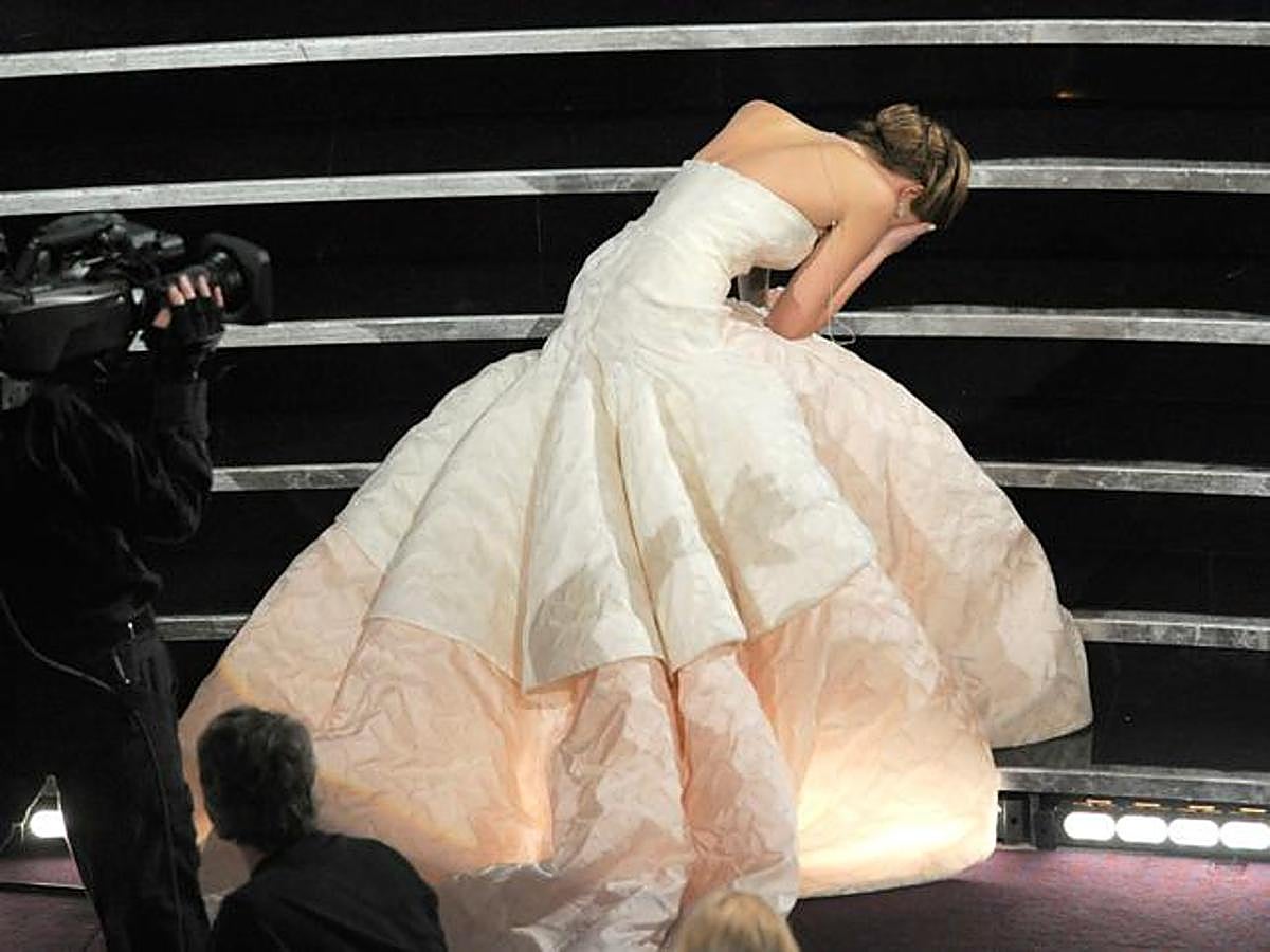 Iba de camino al escenario a recoger su Oscar por El lado bueno de las cosas cuando Jennifer Lawrence tropezó con el maravilloso Dior que llevaba y acabó dando de bruces en el suelo. Eso sí, la caída – que fue de lo más elegante, casi a cámara lenta- se ha quedado en la memoria del mundillo como una anécdota que demostró que Lawrence es experta en resolver cualquier situación con gracia y naturalidad al asegurar, una vez estuvo delante del micro, que sabía que sus compañeros la estaban aplaudiendo porque se acababa de caer.