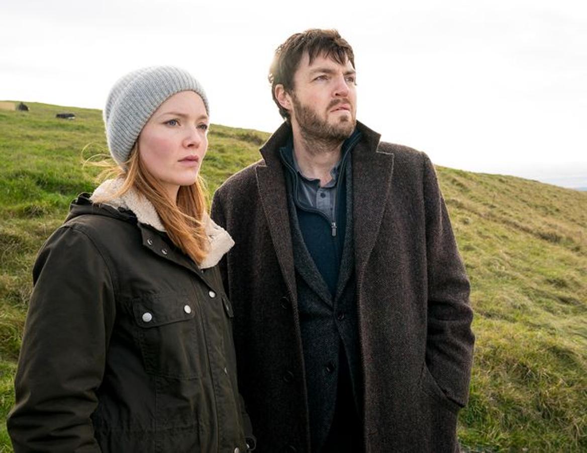 Cormoran StrikeJ.K Rowling, conocida creadora de Harry Potter, publicó bajo el pseudónimo de Rober Galbraith una serie de novelas centradas en un veterano de guerra convertido en detective privado en Londres, Cormoran Strike. Y en HBO podemos encontrarlas convertidas en miniserie, con cuatro temporadas y dieciséis episodios en las que este malhumorado y particular investigador contará con la ayuda de la joven Robin Ellacott para resolver los originales y sorprendentes crímenes que llegan a su pequeña oficina. Tom Burke (‘The Crown’) y Holliday Grainger (‘The Capture’) son los encargados de dar vida a esta pareja de detectives que tendrán que compatibilizar sus complejas vidas personales con la atención mediática de sus casos.