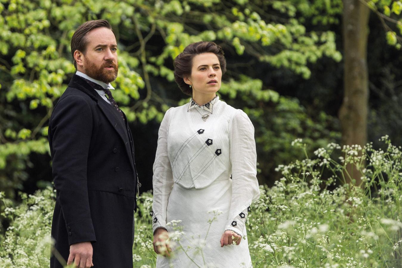 Howards EndBasada en la novela de E.M Foster que ya vimos en su versión cinematográfica en los años 90, esta miniserie de 4 episodios que podemos encontrar en el catálogo de Starzplay narra las relaciones de tres familias muy diferentes: los Wilcox, los Schlegel y los Bast. Con orígenes e intereses muy diferentes, esta producción protagonizada por Hayley Atwell y Matthew Macfadyen (‘Succession’) narra los cambios sociales que atraviesa la Inglaterra de principios del siglo XX con la ambientación y la narrativa propia de las miniseries de época británicas.