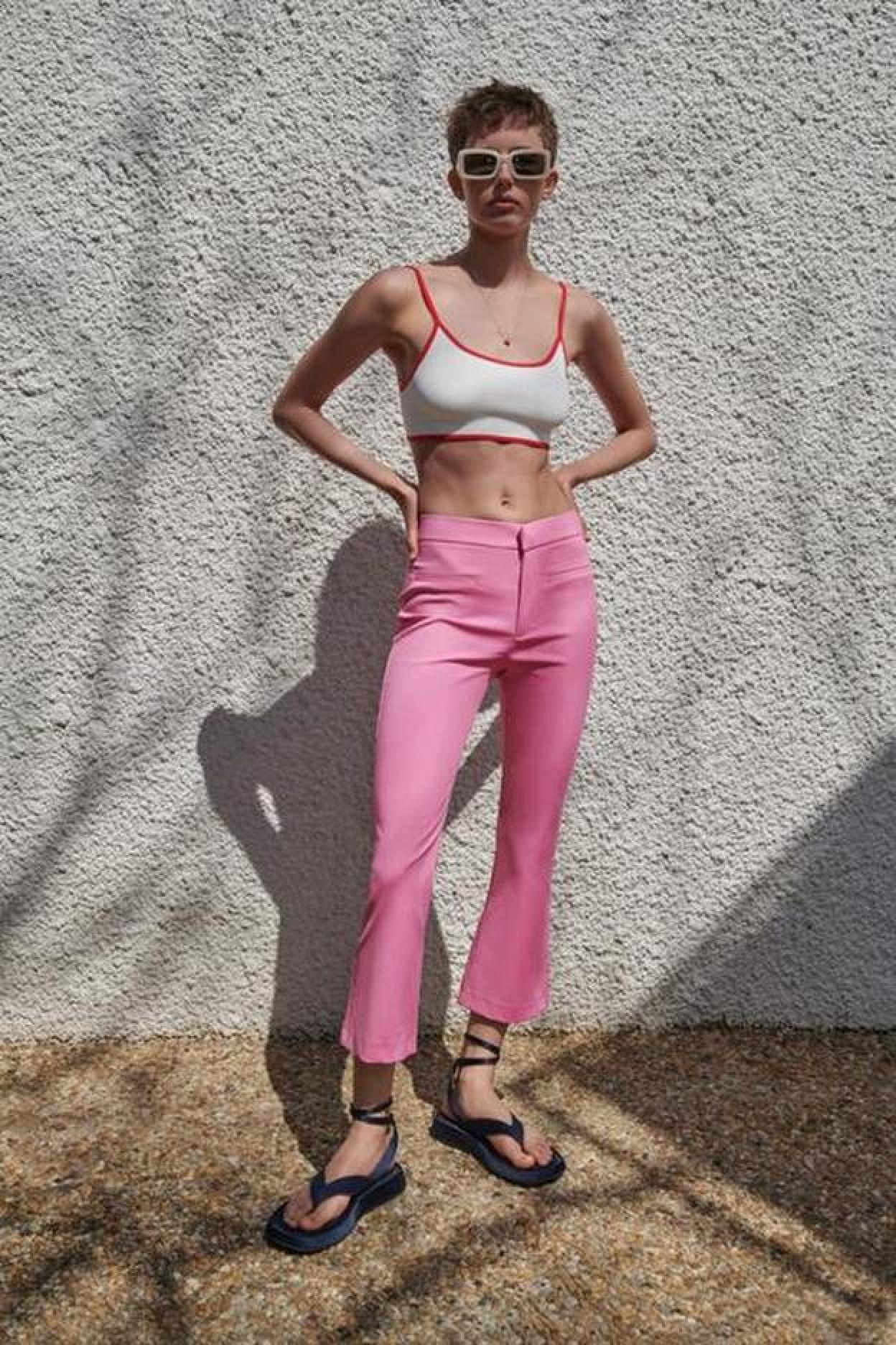 Pincha en la imagen para descubrir los vaqueros blancos que Zara ha llevado a los diseños que mejor sientan.