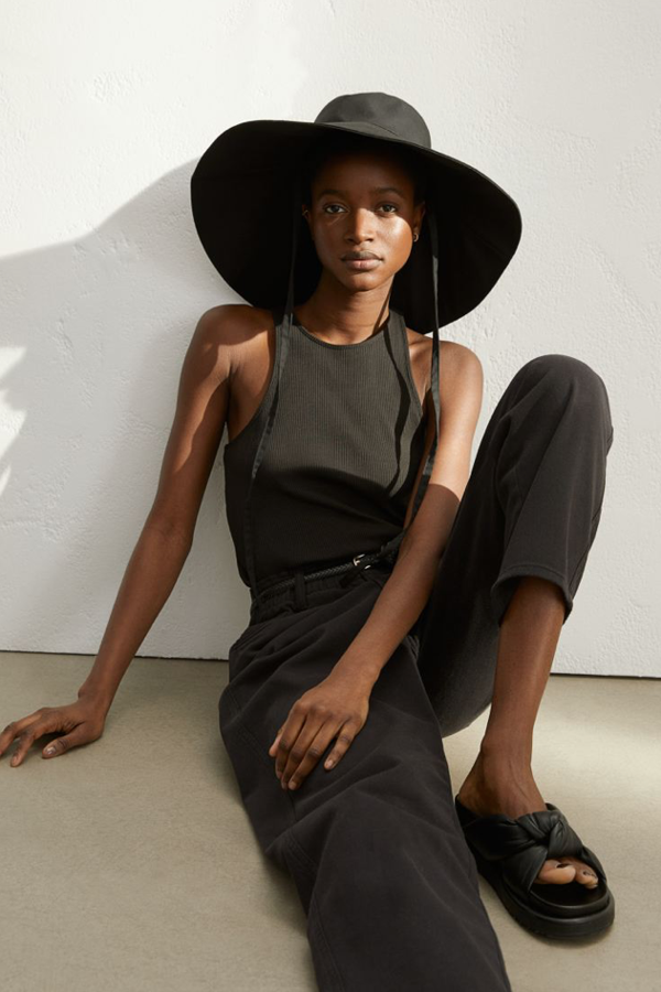 Teníamos que mostrarte este gran sombrero negro, un auténtico parasol con un despliegue poco frecuente. Nos encantan estos sombreros protagonistas, tan originales y sofisticados aunque estén pensados para el día. Además, está confeccionado en algodón: es súper suave. Lo tienes en H&M por 14,99 euros.