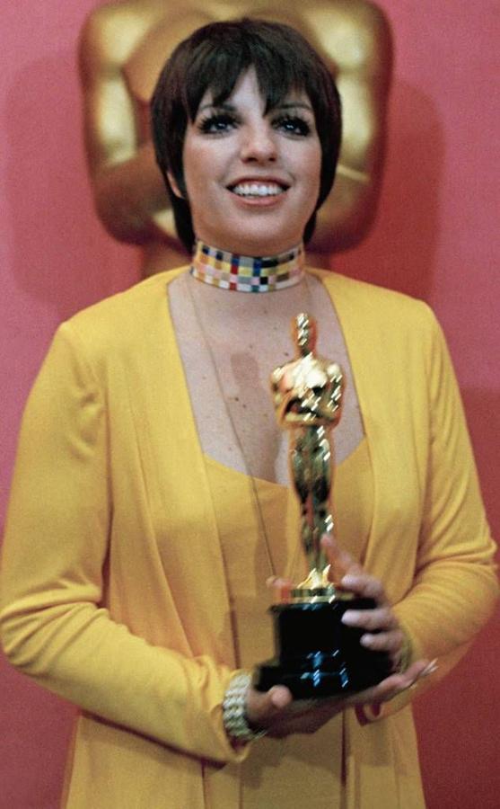 En 1973 Lizza Minelli desafió a la mala suerte al acudir a los Oscar vestida de amarillo. Y ganó. Se llevó el Oscar a mejor actriz por Cabaret. Lo que no sabe todo el mundo es que fue un homenaje de la actriz a Studio 54, el templo del desfase cool de los 70, al que era asidua. Lo firmaba Halsey.