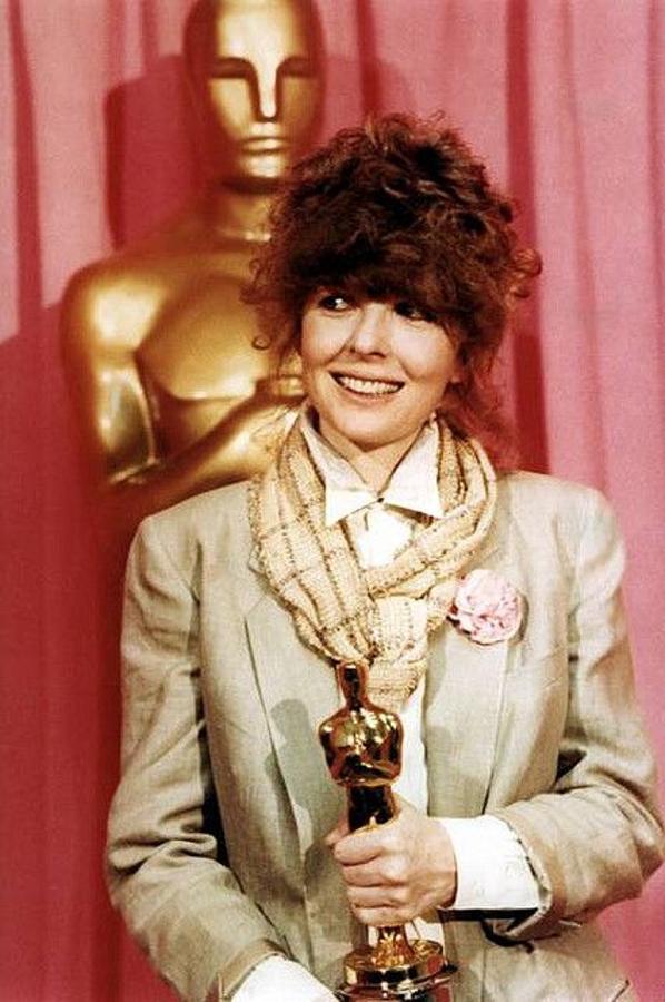 Rebelde, contestataria y única, Diane Keaton recogió el Oscar en 1978 por Annie Hall y lo hizo vestida conforme al personaje al que había interpretado. Durante el rodaje de la película de Woody Allen, Diane usó su propia ropa con un corte bastante masculino. Y en esa misma línea se presentó en los Oscar. Aquello marcó un antes y un después para miles de mujeres en el mundo de la moda.