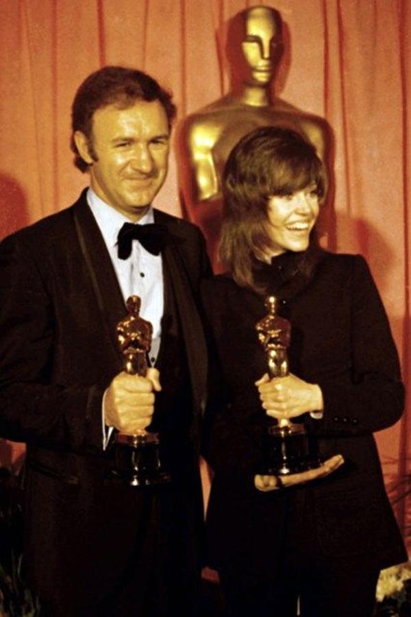 El esmoquin con el que Jane Fonda recogió el Oscar en 1972 por Klute acabó sentando precedentes. Su diseño de Yves Saint Laurent ha sido copiado y versionado desde entonces en infinidad de ocasiones.