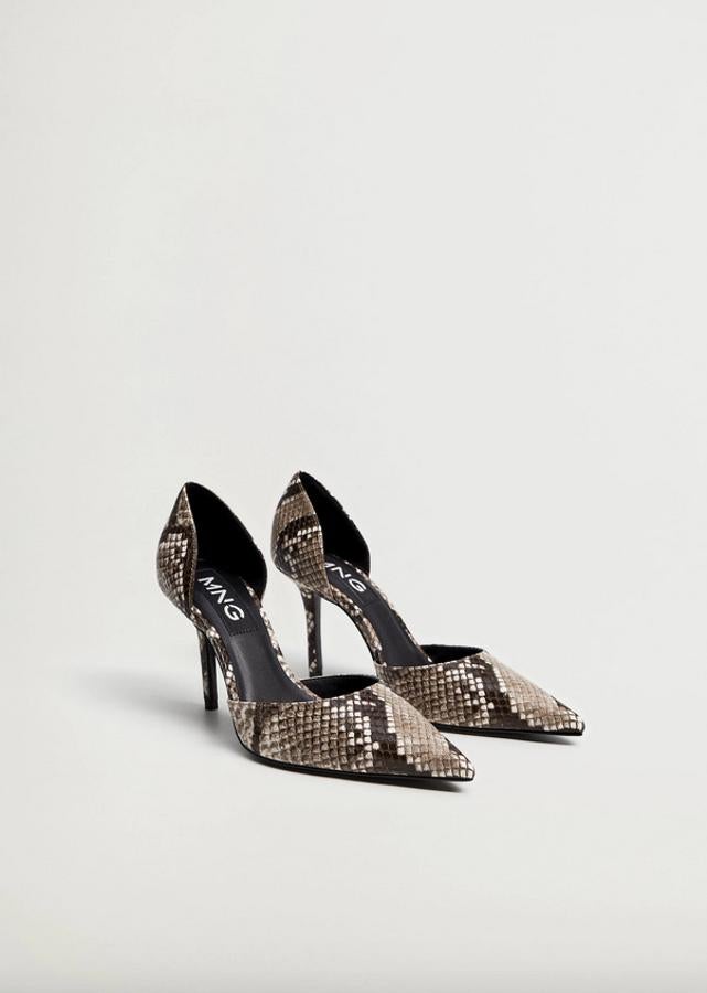 Con estampado de serpiente en marrón claro y gris, estos zapatos con tacón de 8,5 centímetros y acabados en punta costaban 29,99 euros y ahora podemos encontrarlos entre los números 36 y 42 por 19,99 euros.