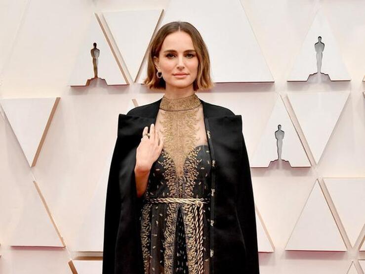 Fotos: De la capa feminista de Natalie Portman al Valentino de Julia Roberts: estos son los vestidos más increíbles de la alfombra roja de los Premios Oscar (y su historia)