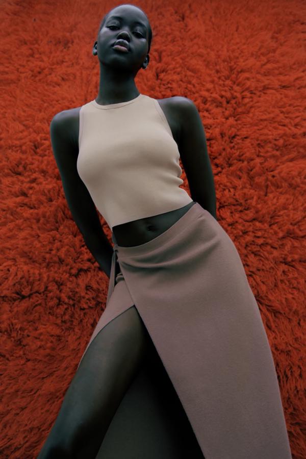 Falda midi cruzada de punto atada en la cintura, de Zara (22,95 €).