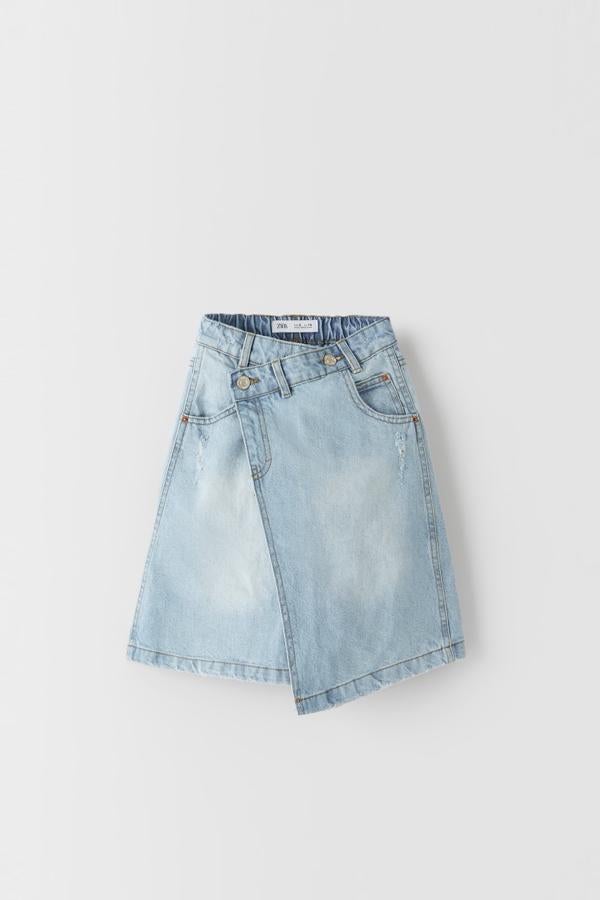 Falda vquera cruzada, de Zara (17,95 €).