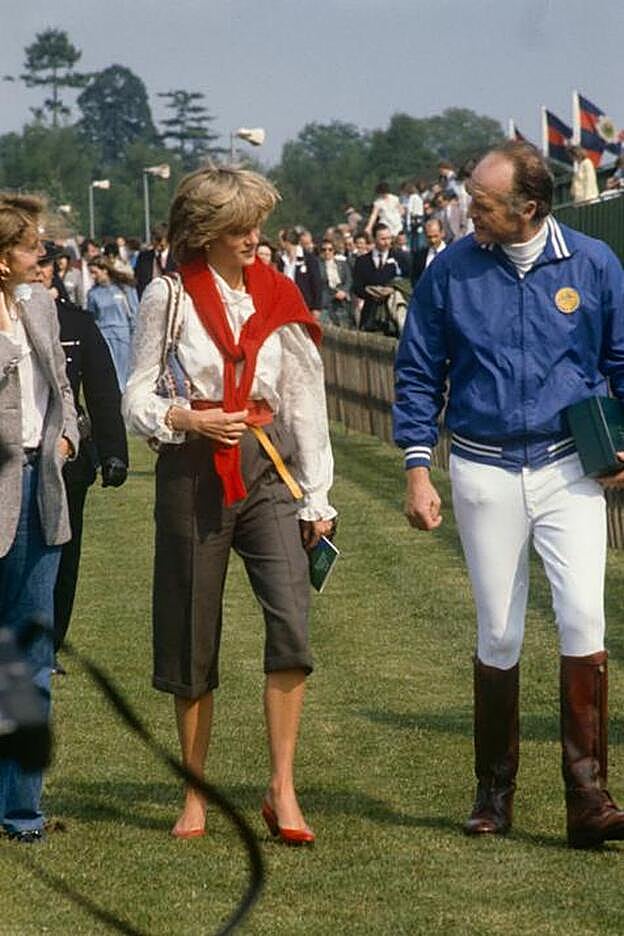 Lady Di, con look con bermudas.