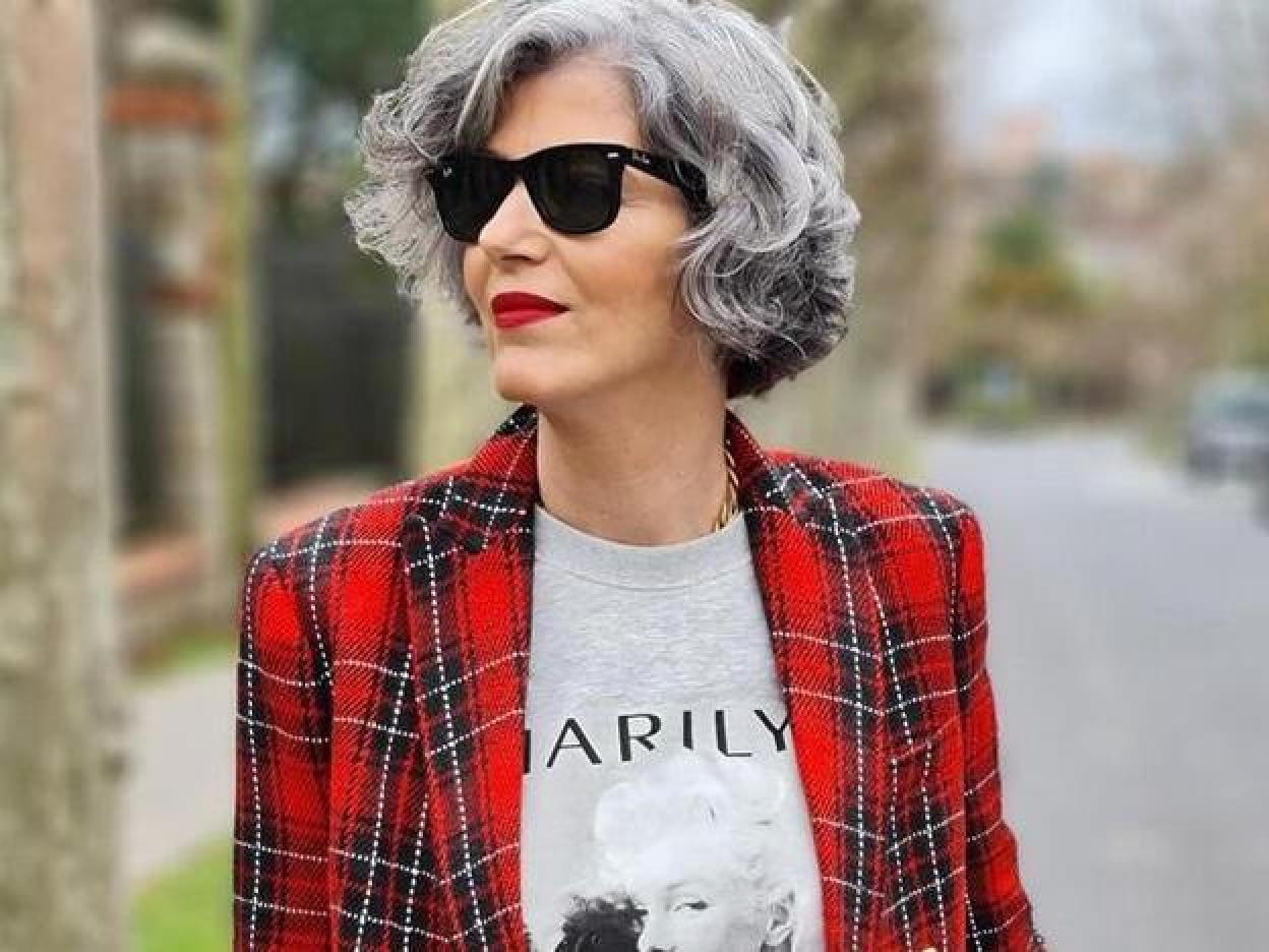 Pincha en la imagen para ver la ropa que quita años: 11 looks que rejuvenecen y sientan bien a cualquier edad.