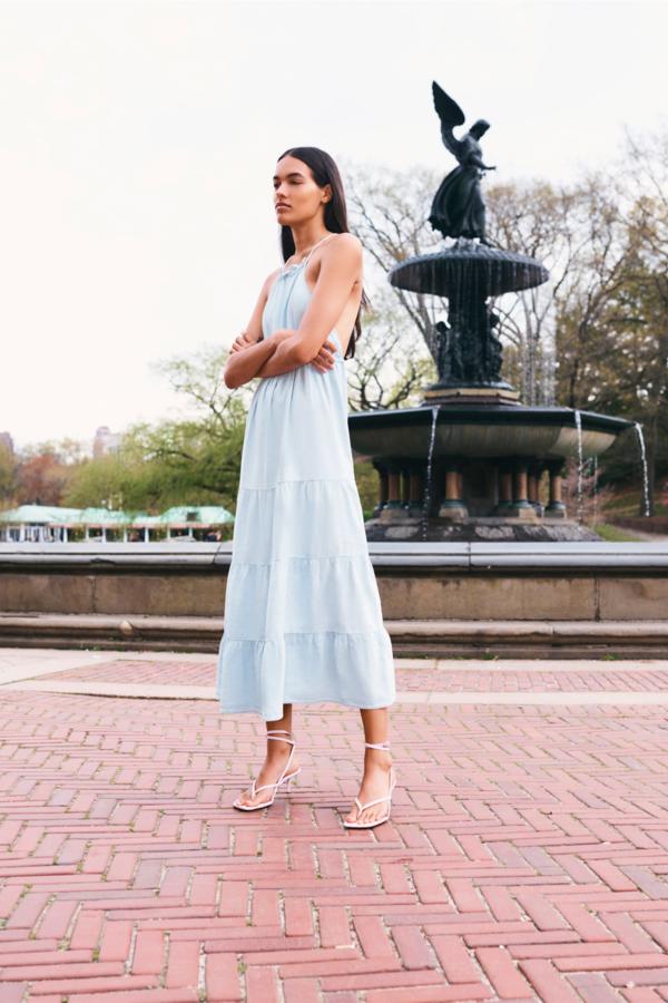 Vestido de lino con escote halter en color azul de Zara (39,99 euros)