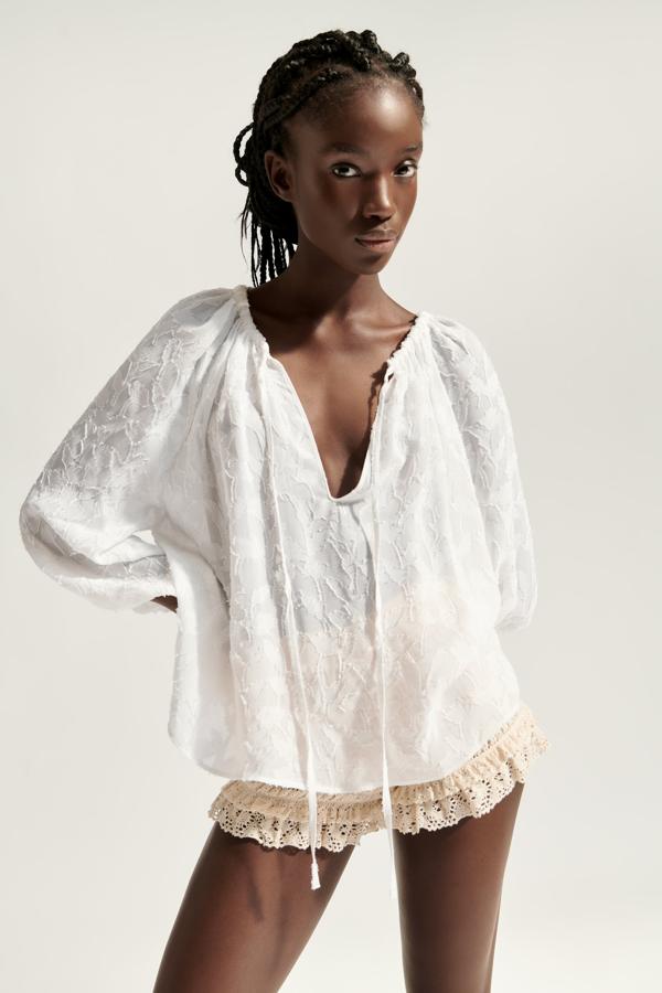 Blusa blanca con bordados y tiras de la colección de primavera de Zara (29,99 euros)
