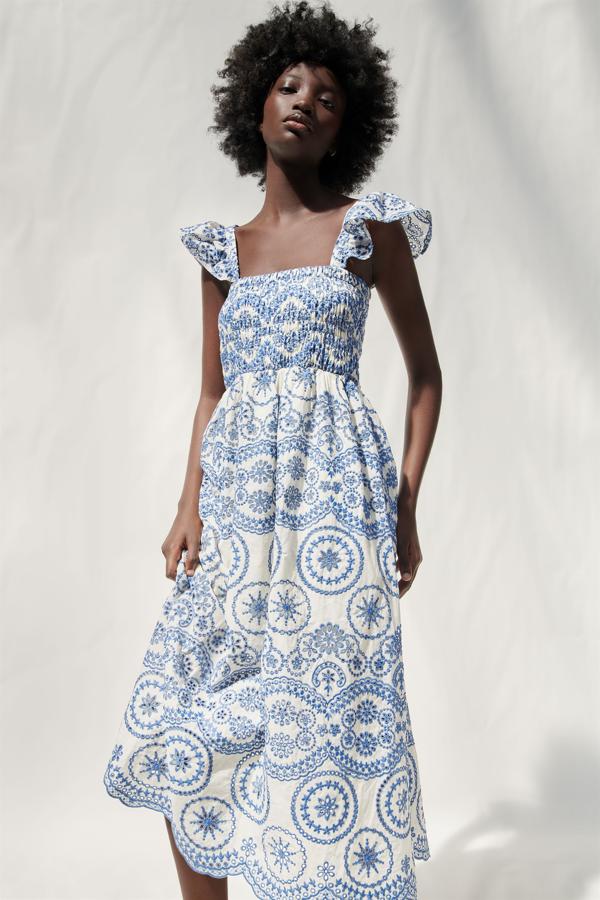 Vestido blanco con bordados en color azul de Zara (59,99 euros)