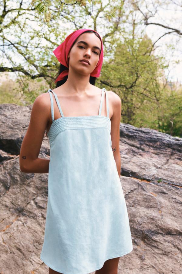 Mini vestido de lino en color azul de Zara (25,99 euros)