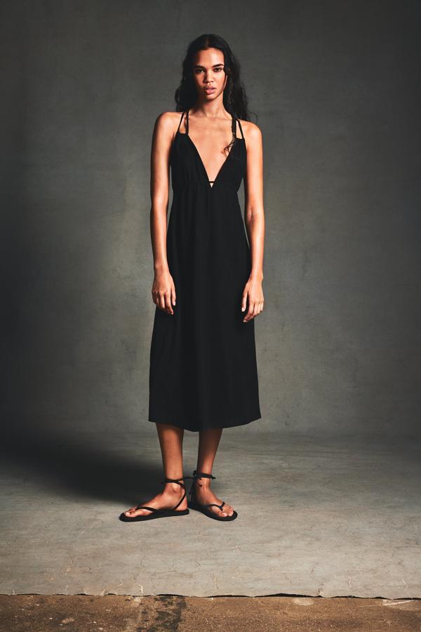 Vestido midi de color negro con escote en v de Zara (19,99 euros)