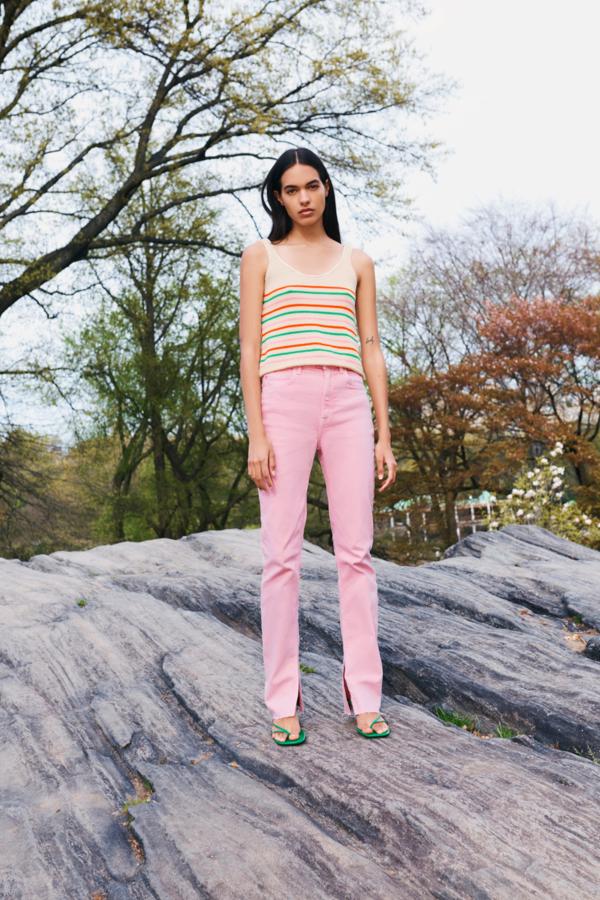 Pantalón vaquero de color rosa de Zara (25,99 euros)