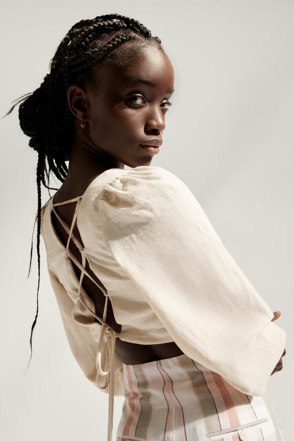 Blusa con mangas abullonadas y espalda abierta de Zara (25,99 euros)