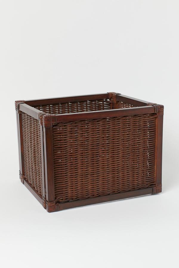 Esta práctica cesta de ratán, disponible también en color negro, cuesta 29.99 euros en H&M Home.