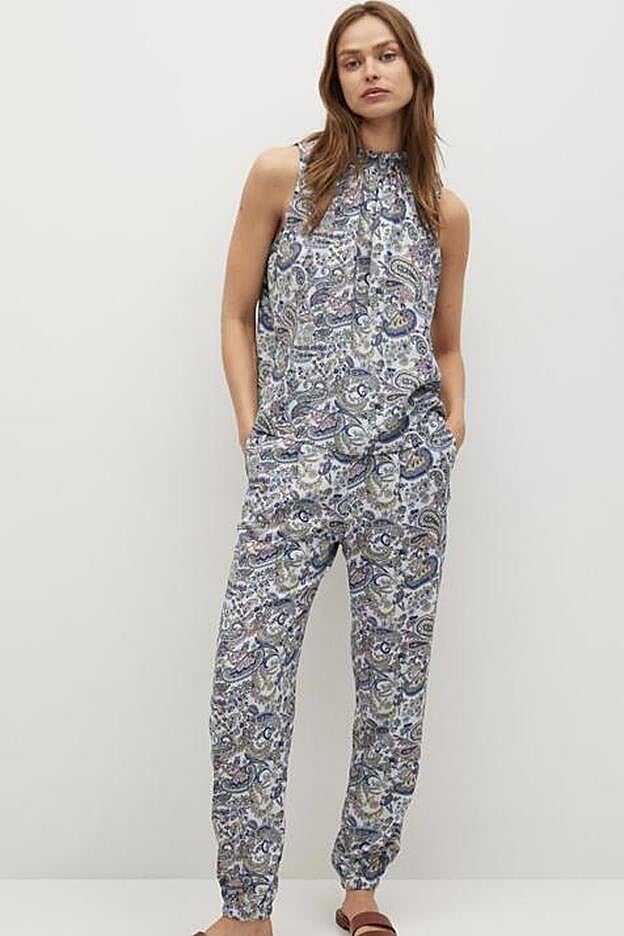 Mango tiene el conjunto definitivo: un pantalón y un top con estampado paisley en azul celeste que estiliza y sienta de maravilla