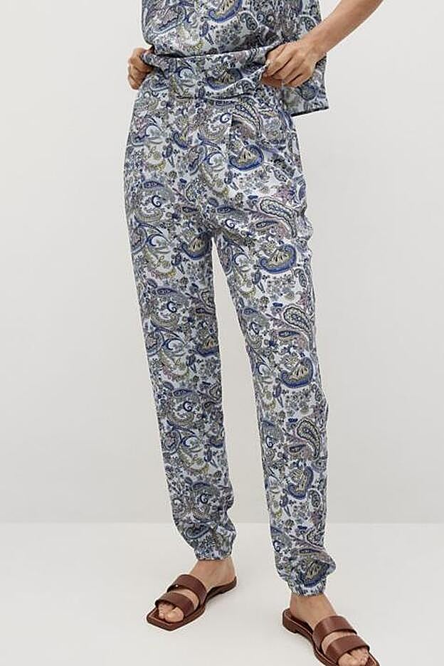 Cómodo y versátil, este pantalón con elástico en la cintura y en el bajo te dará mucho juego. Puedes lucirlo con el conjunto completo, o combinar el pantalón con otras pendas.