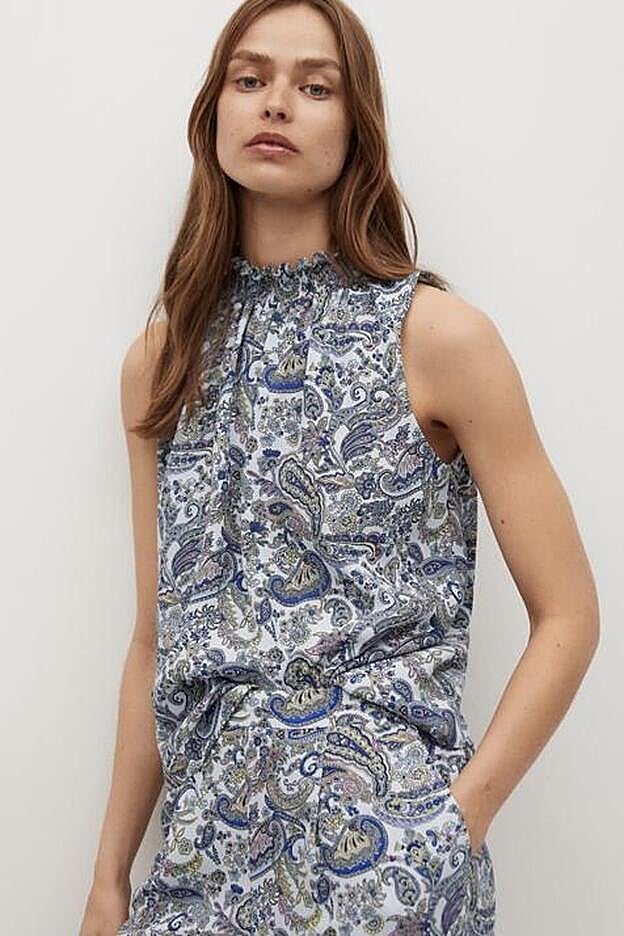 Esta camiseta fluida a juego con el pantalón también podrás combinarla tanto con una falda denim como con un pantalón blanco, otra de las tendencias de la temporada.