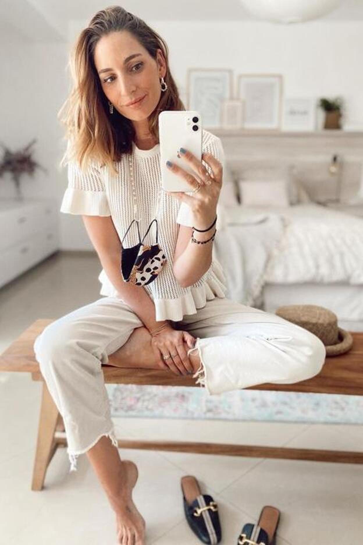 Pincha en la foto para descubrir el trench que puedes combinar con unos vaqueros blancos y sienta de lujo (que ya tienen las influencers).