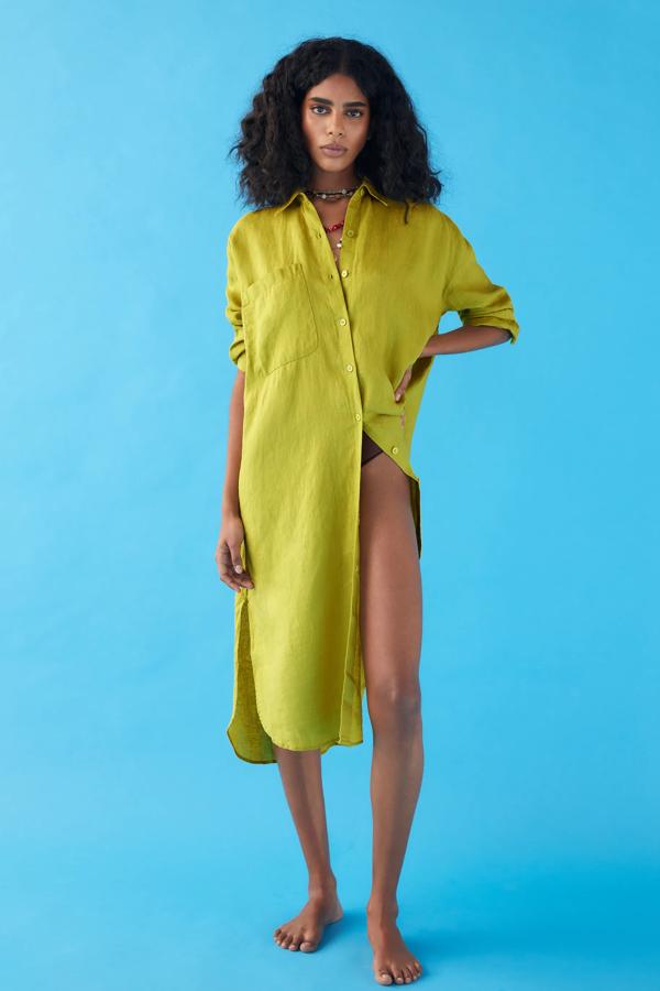 Disponible en color lima o en blanco roto, esta camisa oversize confeccionada en 100% lino cuenta con bajo asimétrico y aberturas laterales. Tiene un precio de 39,95 euros.