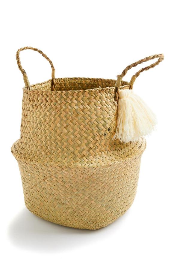 Fabricada en paja tejida de color natural, esta cesta plegable tiene un precio de 9 euros.